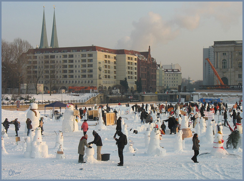 Die „geretteten“ Schneemänner und –frauen“ 3 am Schoßplatz, Berlin-Mitte