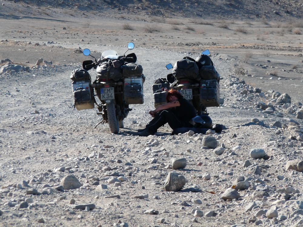 die Geröll-Piste nimmt kein Ende - nur die Motorräder spenden minimalen Schatten (Mexiko) von Krad-Vagabund 