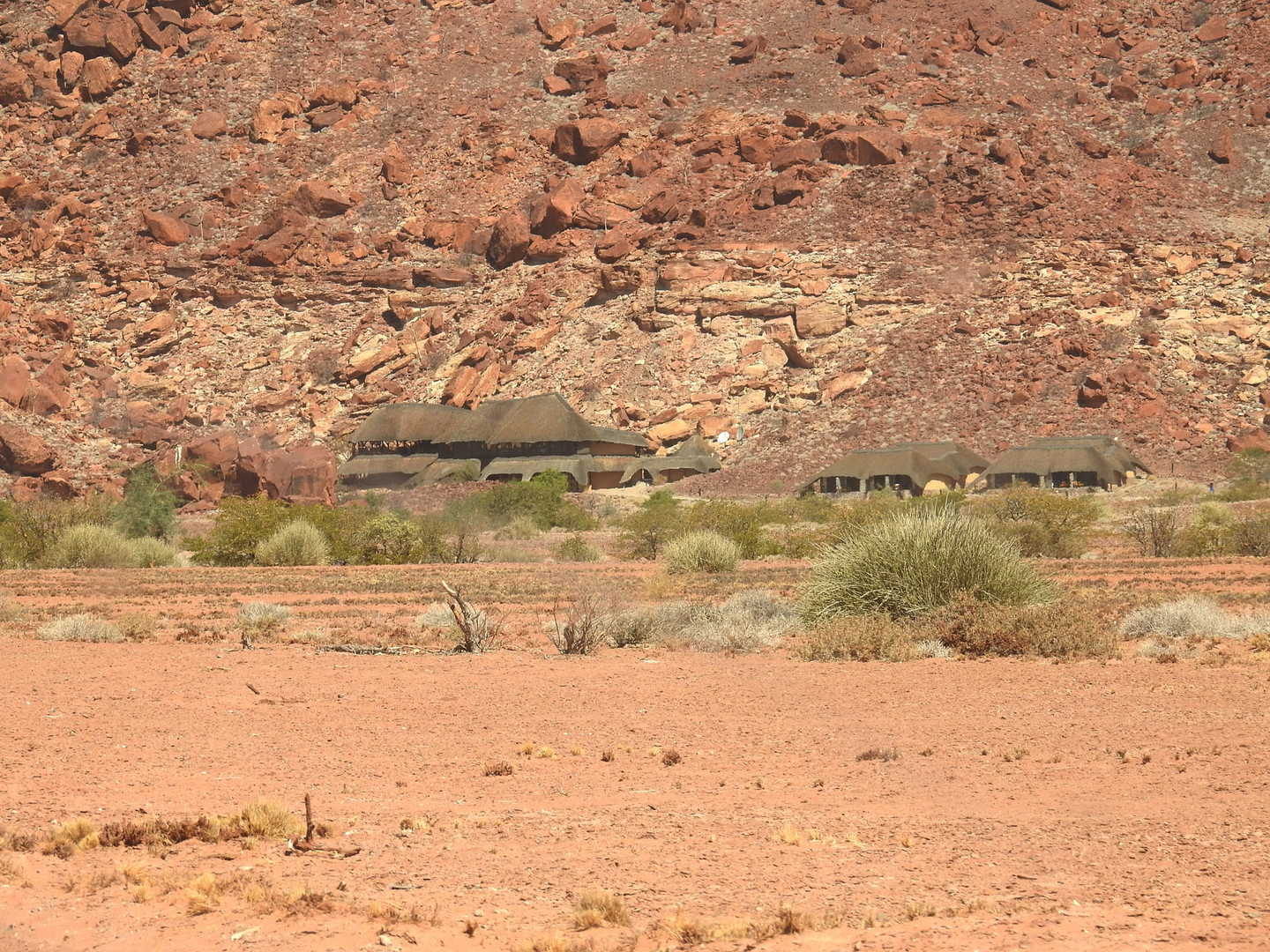 Die geschickt in die Landschaft integrierte Lodge bei Twyfelfontein