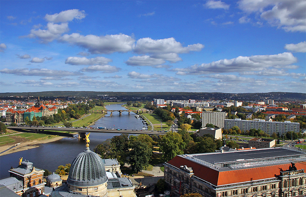 Die geschundene Elbe nach dem trockenen September ist gut zu sehen