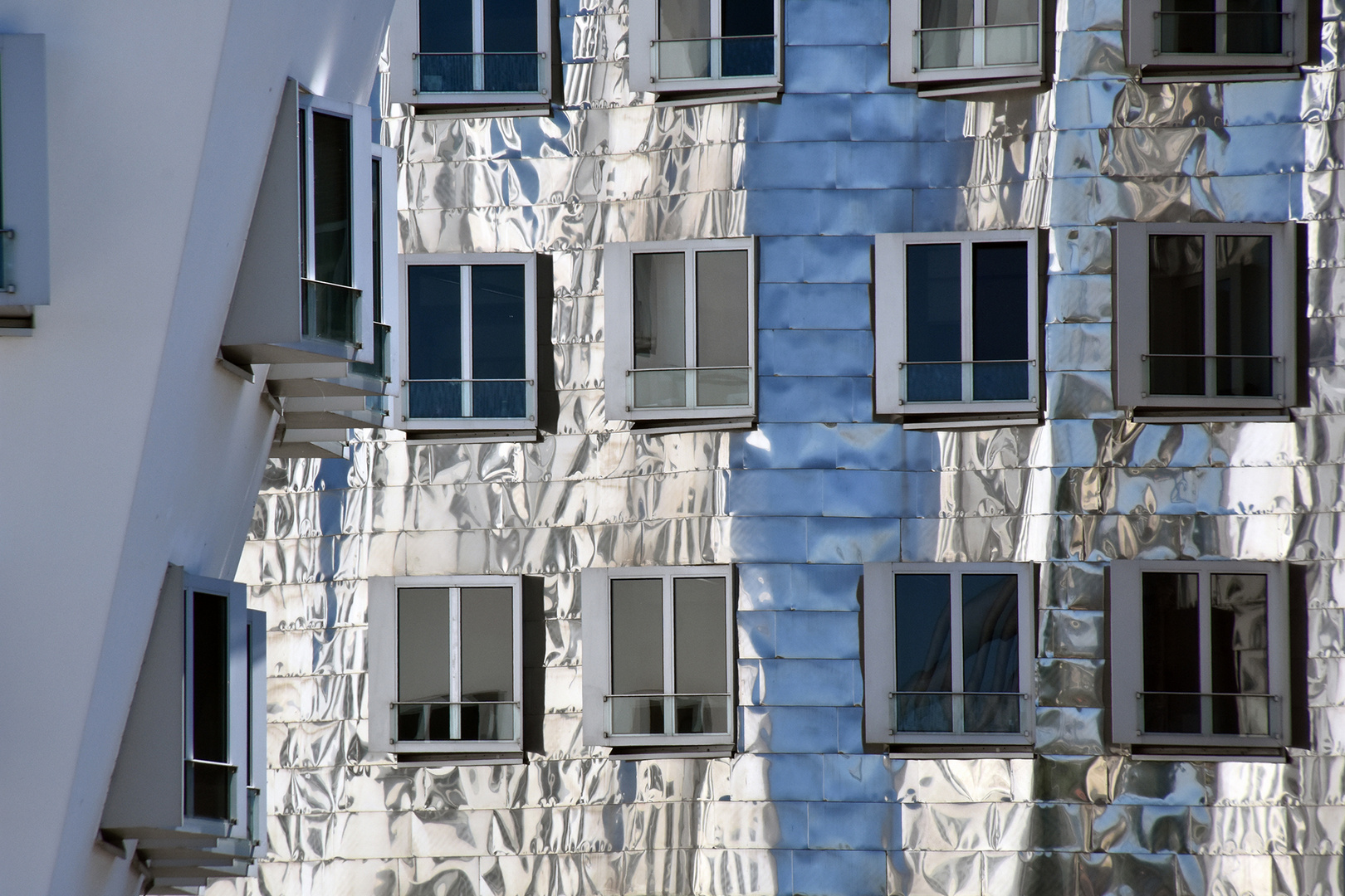 Die gespiegelte Fassade der Gehryhäuser....