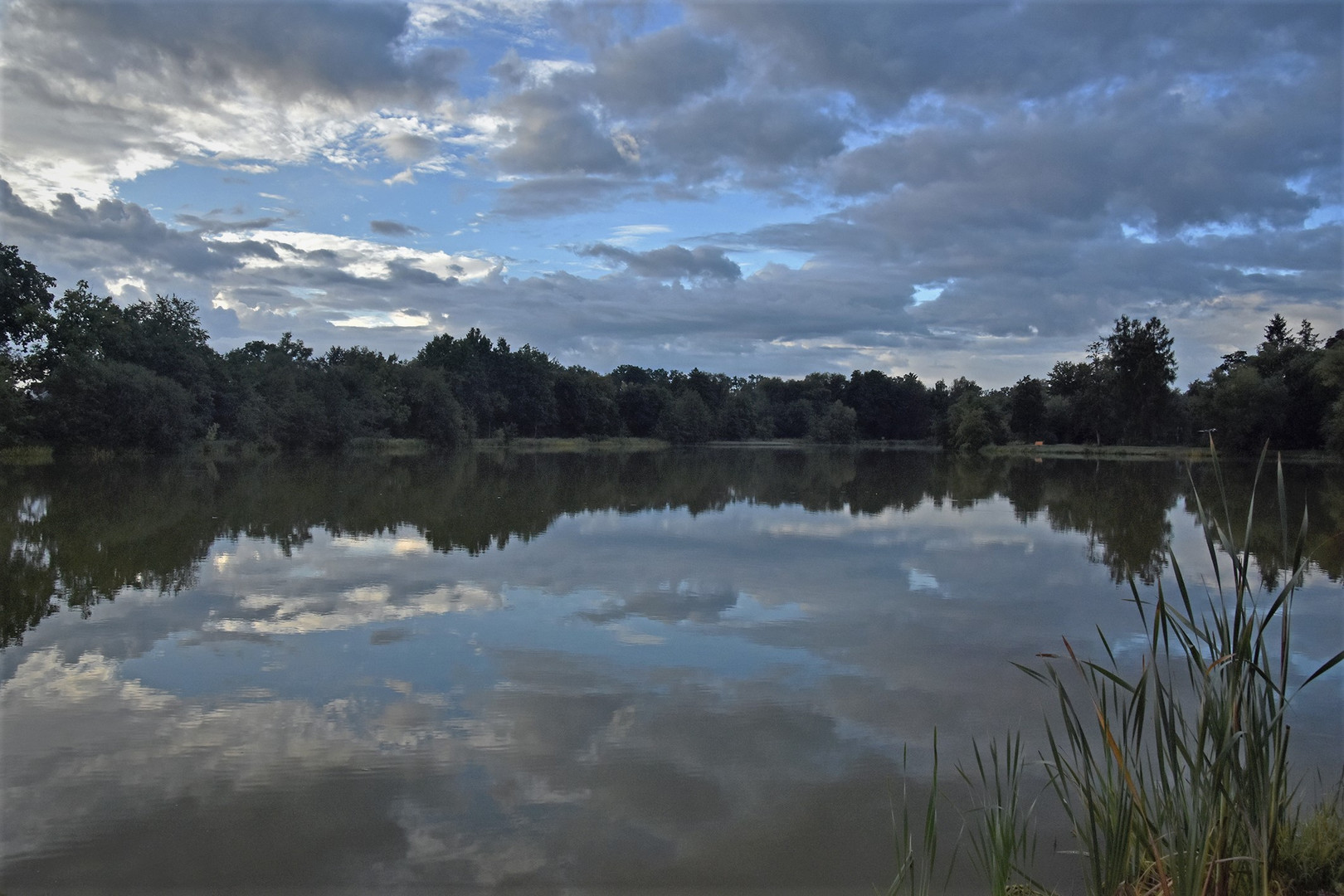 Die gespiegelten Wolken im Heidesee....