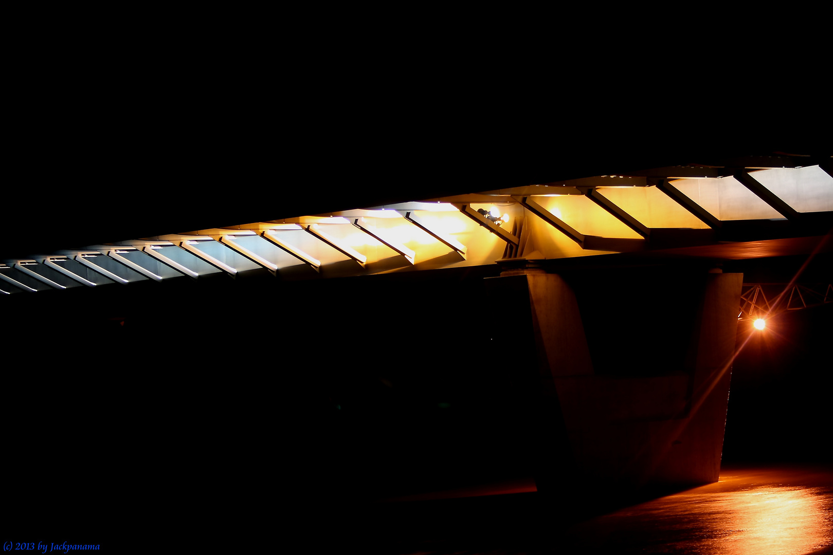 Die gewaltigen Lichtkammern unterhalb der neuen Niedrrehin-Brücke bei Nacht