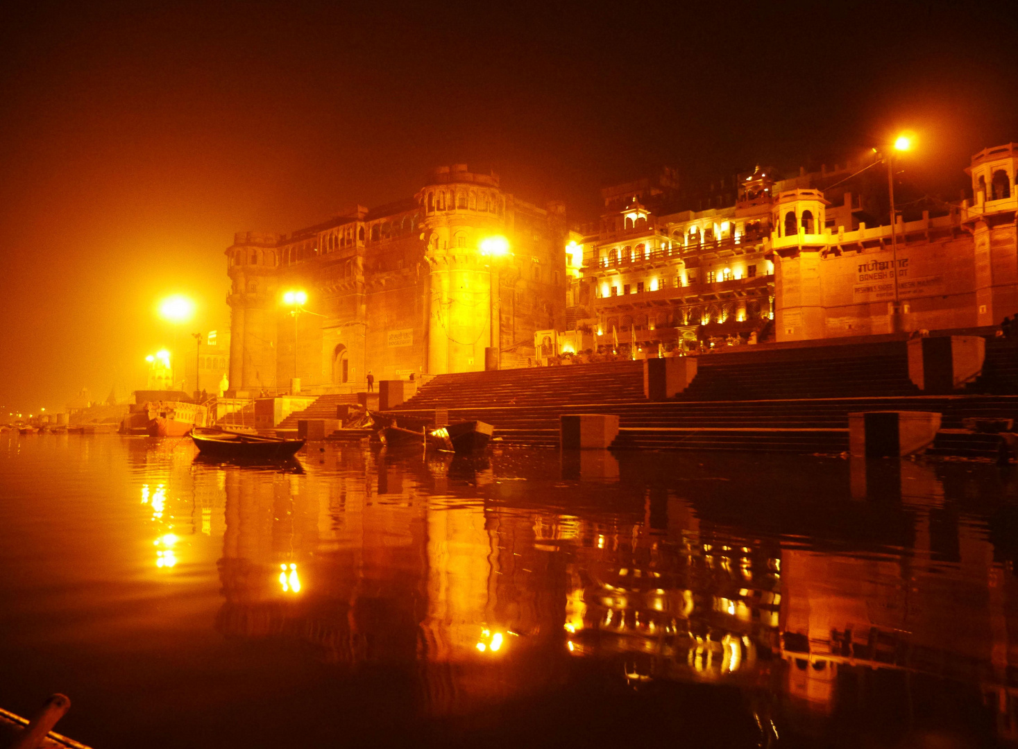 Die Ghats von Varanasi bei Nacht