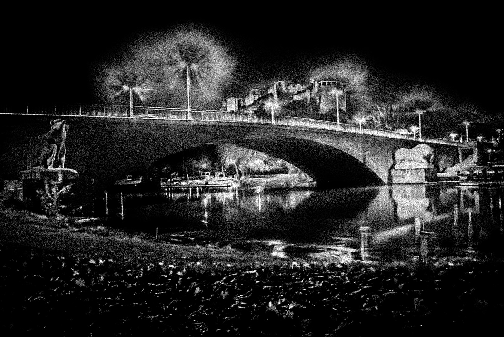 Die  Giebichenstein-Brücke in Halle Saale bei Nacht