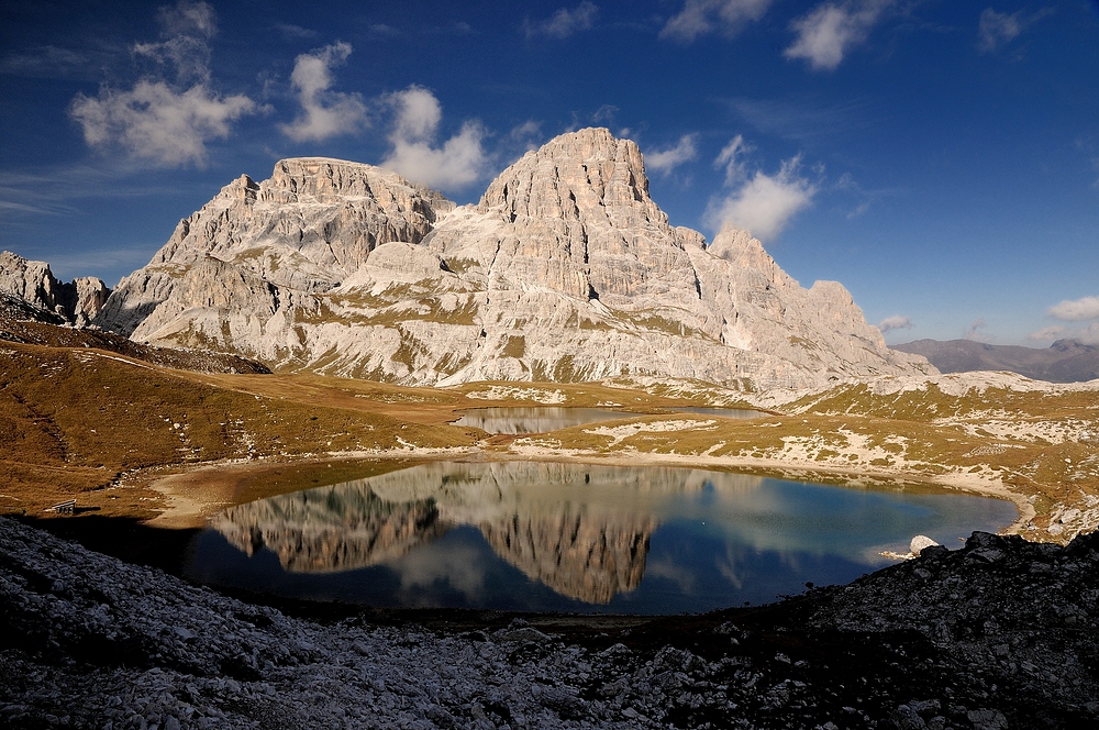 Die Gipfel der Drei Schusterspitze spiegeln sich in den Bödenseen.