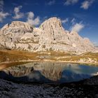 Die Gipfel der Drei Schusterspitze spiegeln sich in den Bödenseen.