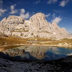 Die Gipfel der Drei Schusterspitze spiegeln sich in den Bödenseen.