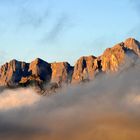 Die Gipfel tauchen aus dem Frühnebel auf