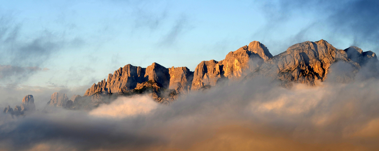 Die Gipfel tauchen aus dem Frühnebel auf