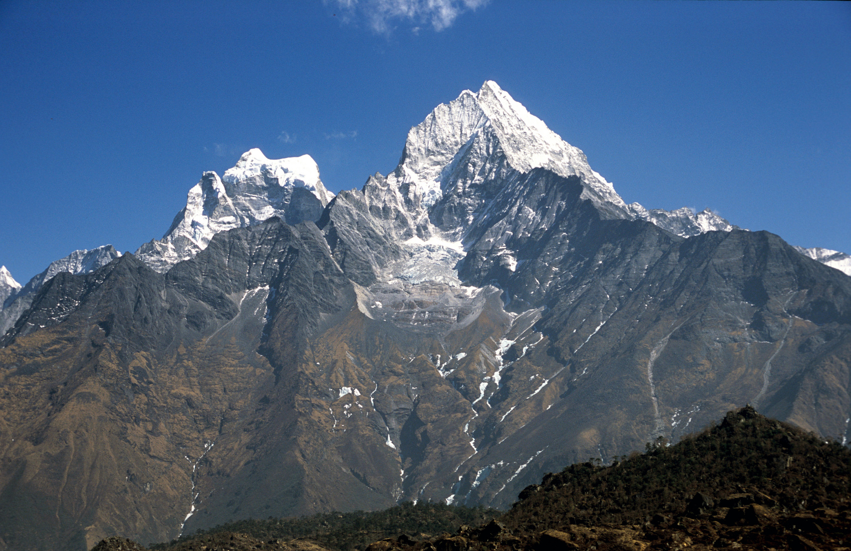 Die Gipfel von Thamserku (6623m), rechts und Kang Taiga (6685m)