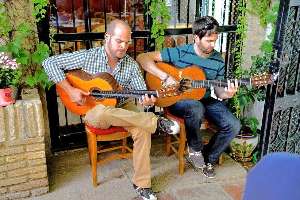 die Gitarren spielen Flamenco-Musik