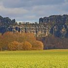 Die Gitter der Schrammsteinaussicht sind rechtes von der Mitte ...