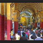 Die Gläubigen in der Maha Muni Pagode