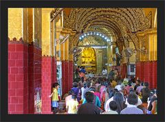 Die Gläubigen in der Maha Muni Pagode