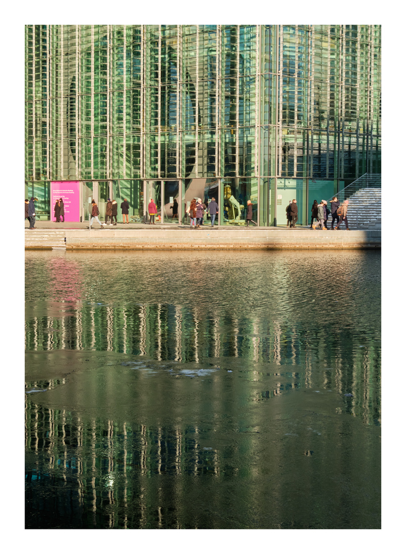 die Glasfassade am Marie-Elisabeth-Lüders-Haus