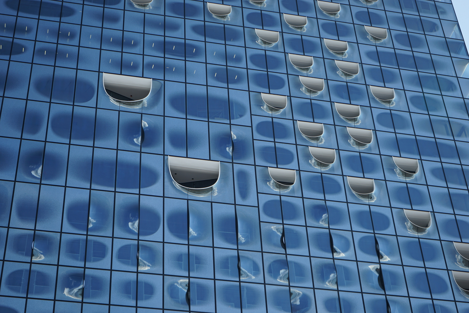 die Glasfassade der Elbphilharmonie in Hamburg