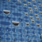 die Glasfassade der Elbphilharmonie in Hamburg