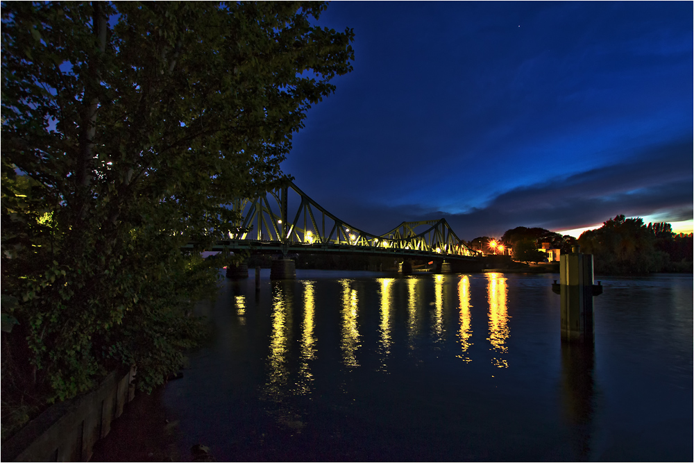 Die Glienicker Brücke in der Nacht 2