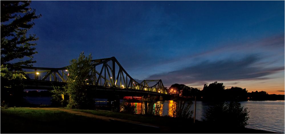 Die Glienicker Brücke in der Nacht