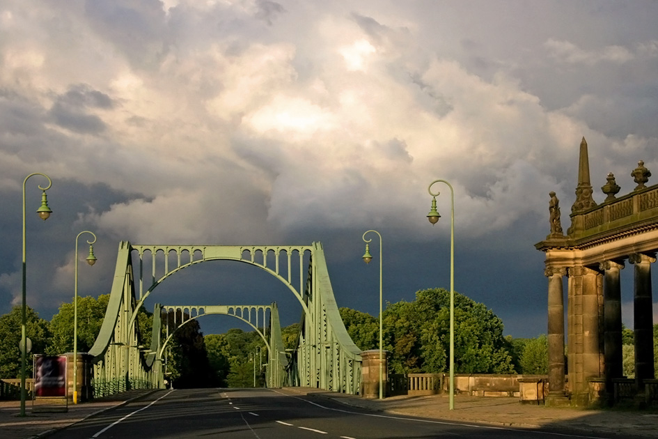Die Glienicker Brücke vor dem Gewitter