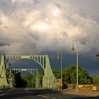 Die Glienicker Brücke vor dem Gewitter