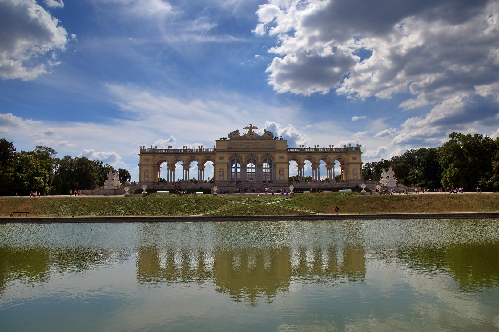 Die Gloriette gespiegelt