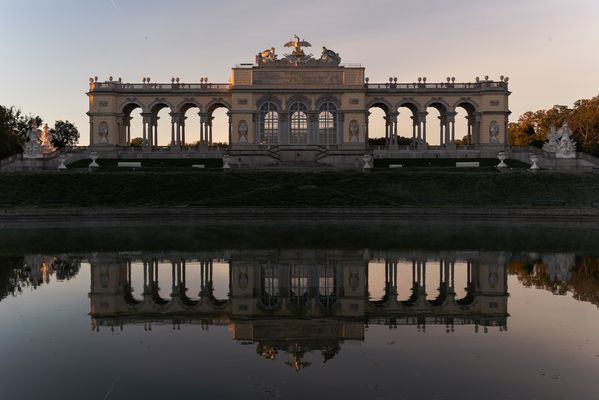 Die Gloriette im Morgenlicht