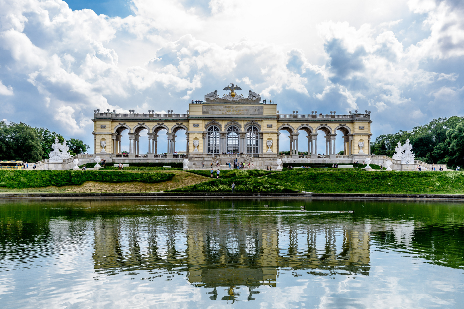 Die Gloriette im Schlossgarten von Schloss Schönbrunn, Wien