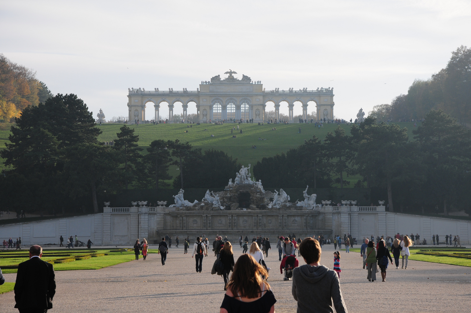 Die Gloriette im Schlosspark Schönbrunn in Wien Ende Oktober