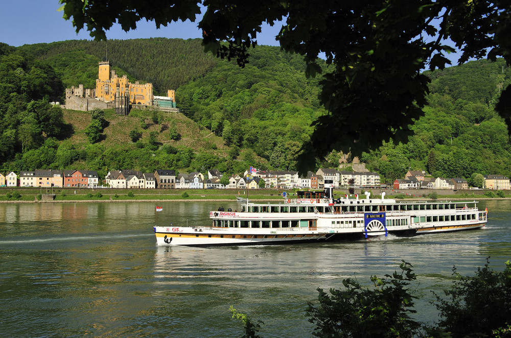 Die GOETHE vor Schloß Stolzenfels in Koblenz