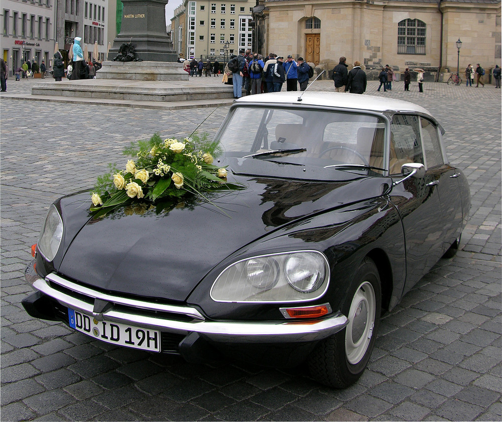 "Die Göttin" vor der Frauenkirche in Dresden