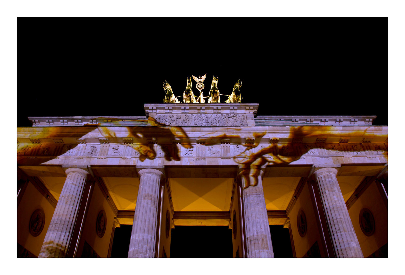 Die göttliche Eingebung (am Brandenburger Tor in Berlin)