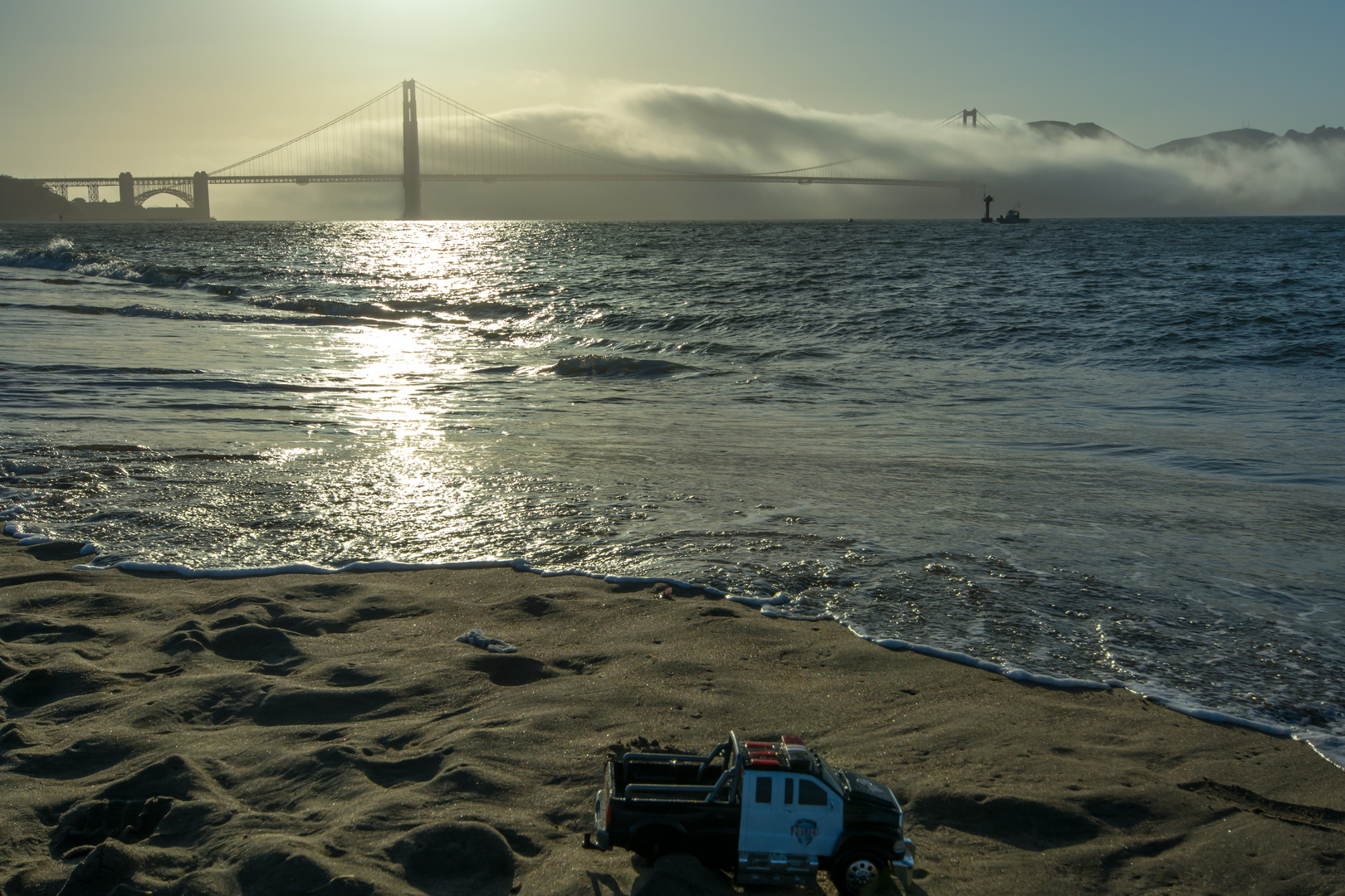 Die Golden Gate Bridge in San Francisco umhüllt von Nebelschwaden.