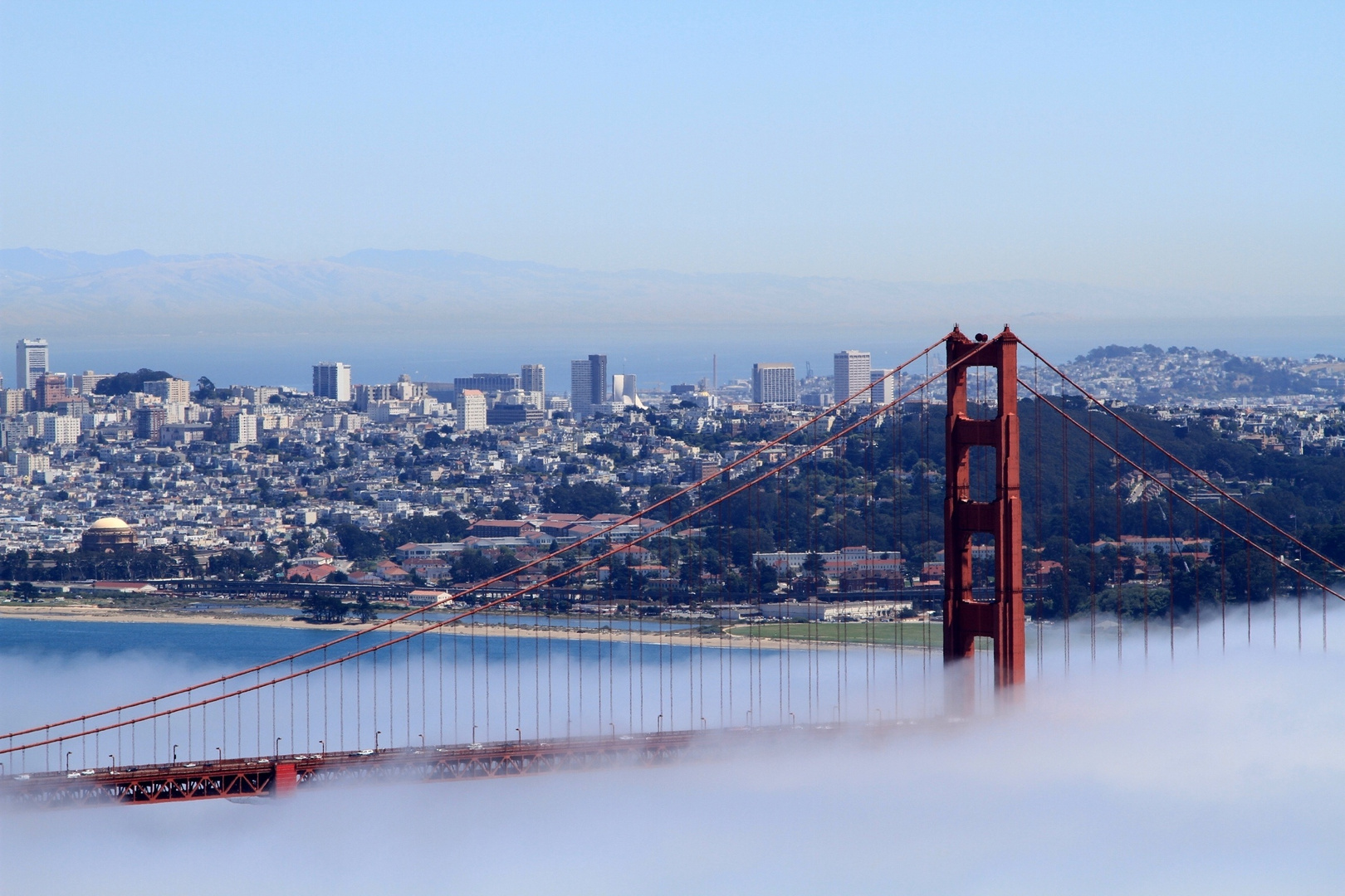 Die Golden Gate versinkt im Nebel mitten im Sommer 2011