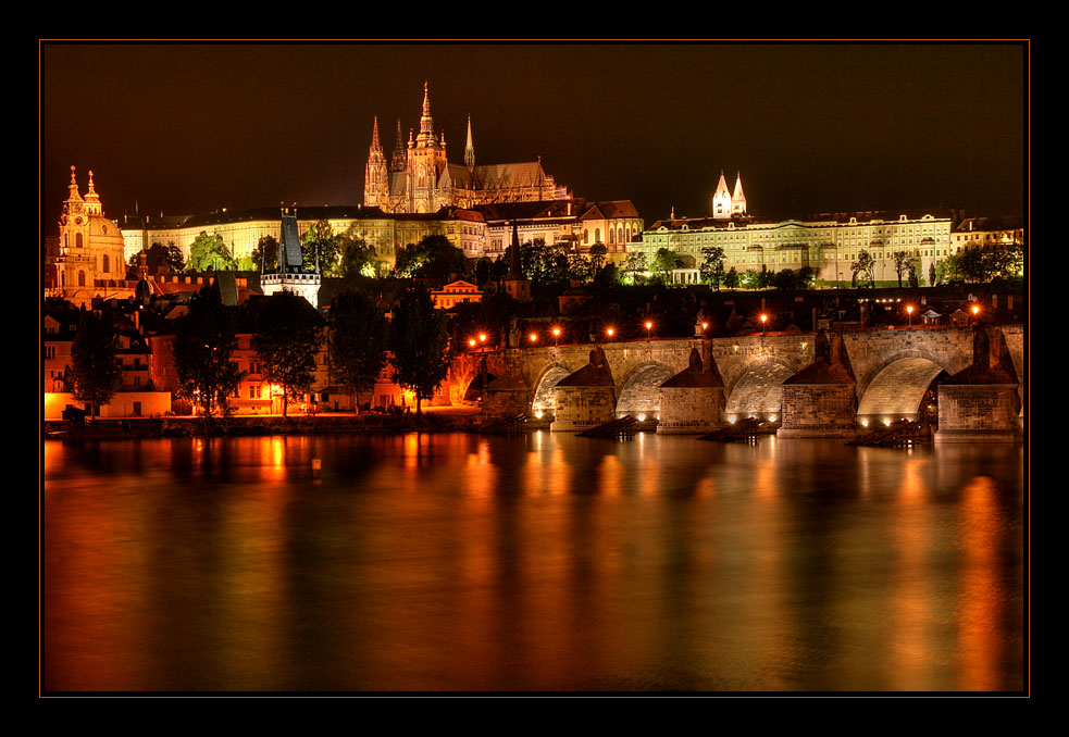 Die goldene Stadt bei Nacht - Hradschin über der Moldau