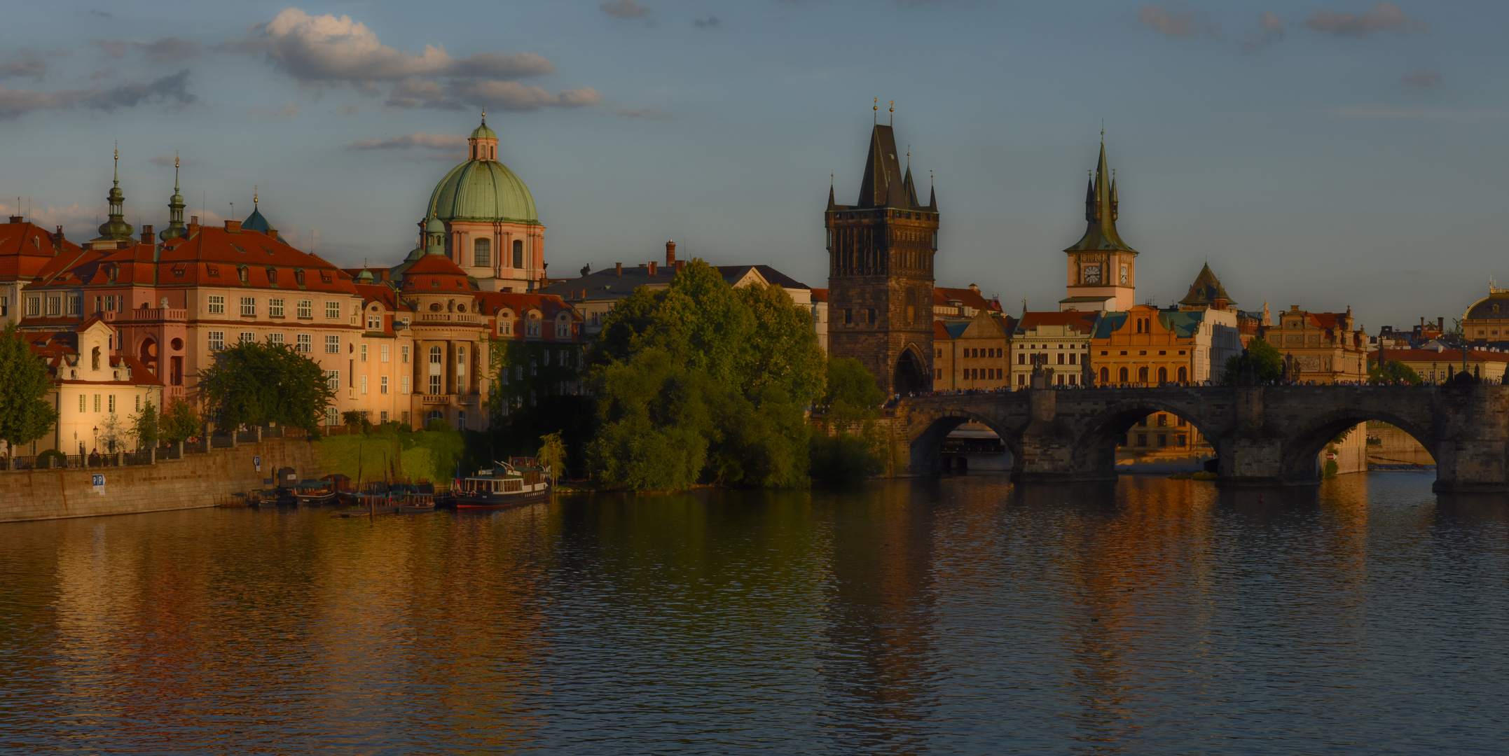 Die goldene Stadt in goldenem Licht