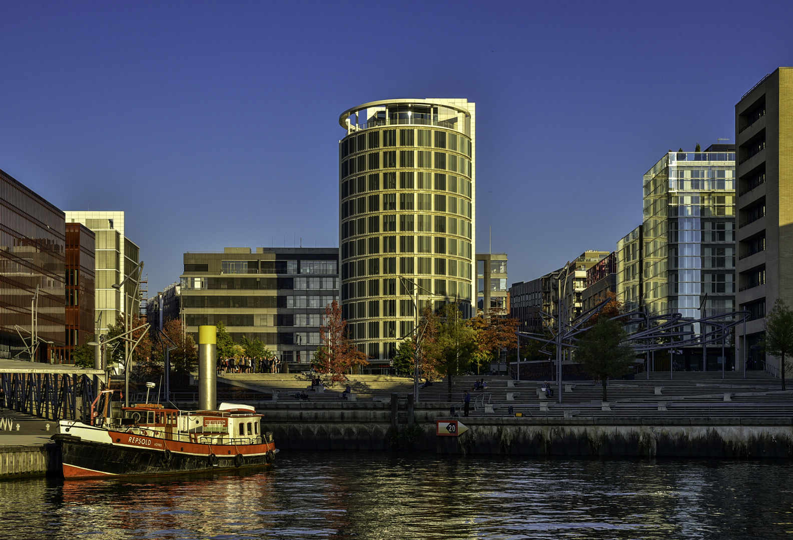 Die goldene Stunde am Sandtorkaihafen . 