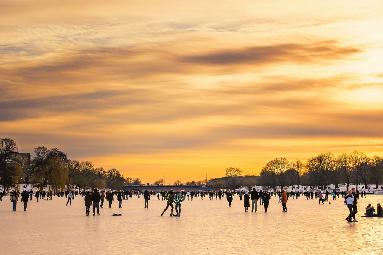 Die Goldenen Streifen am Horizont