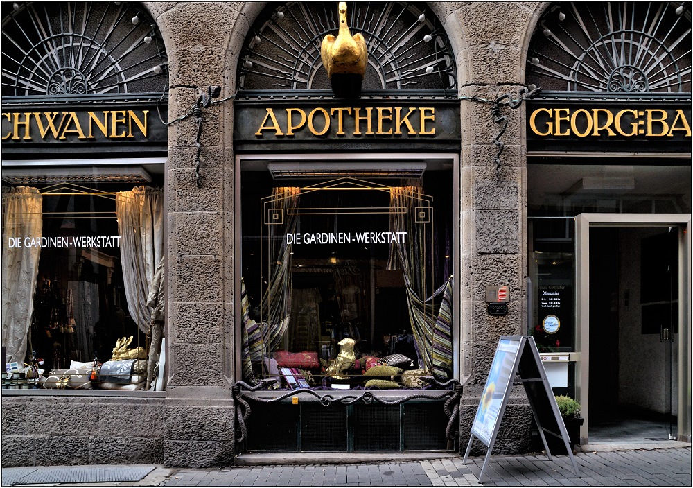 ... die Goldener-Schwan-Gardinenwerkstatt-Apotheke ...