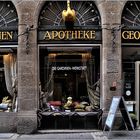 ... die Goldener-Schwan-Gardinenwerkstatt-Apotheke ...