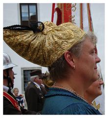 Die goldhaube der ältlichen girls einmal näher gesehen - feinste Handarbeit