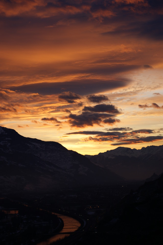 Die goldige Rhone im Tal im Winter, Abenddämmerung im Wallis