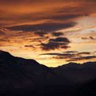 Die goldige Rhone im Tal im Winter, Abenddämmerung im Wallis