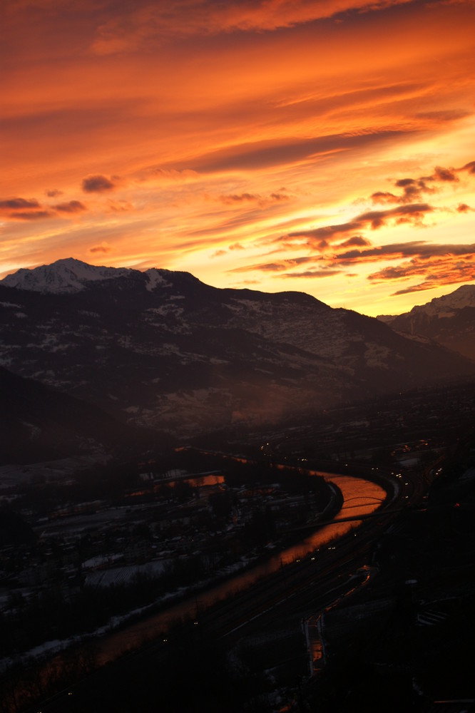 Die goldige Rhone im Tal im Winter, Abenddämmerung im Wallis