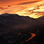 Die goldige Rhone im Tal im Winter, Abenddämmerung im Wallis