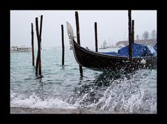 Die Gondel schaukelt im Wasser