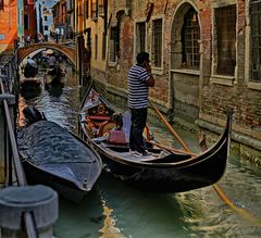 Die Gondeln gehören zu Venedig