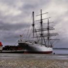 Die "Gorch Fock 1" an ihrem Liegeplatz auf der Stralsunder Hafeninsel 