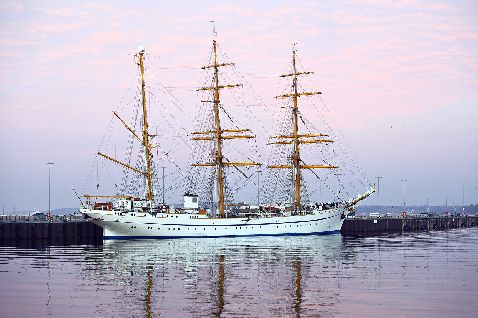 Die GORCH FOCK am Liegeplatz in Kiel im November